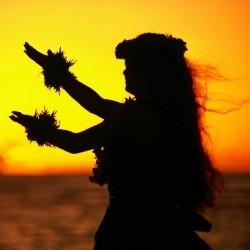 Una suggestiva immagine di una danzatrice di hula nell'ora del tramonto hawaiano